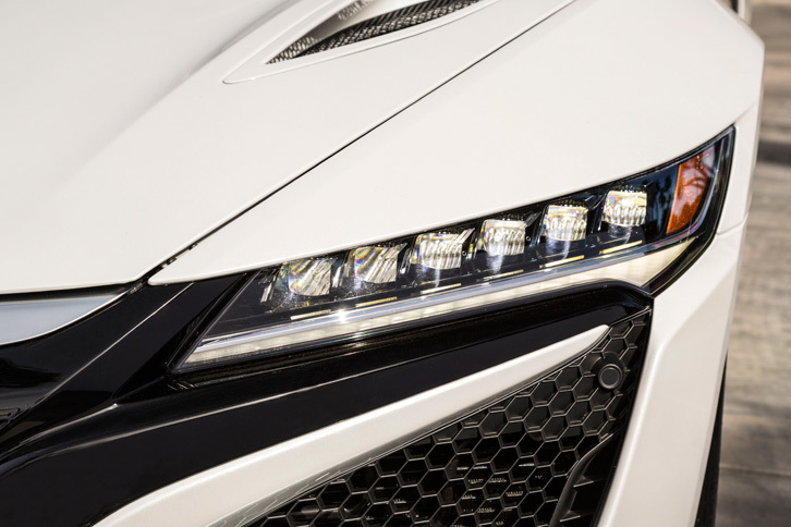 ヘッドランプはLED式で、オートハイビーム機能が標準装備される。