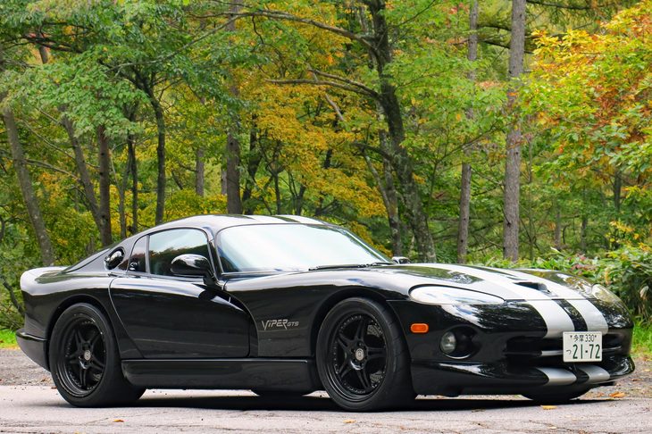 万座ハイウェーの駐車場にて休憩中の「ダッジ・バイパー」。