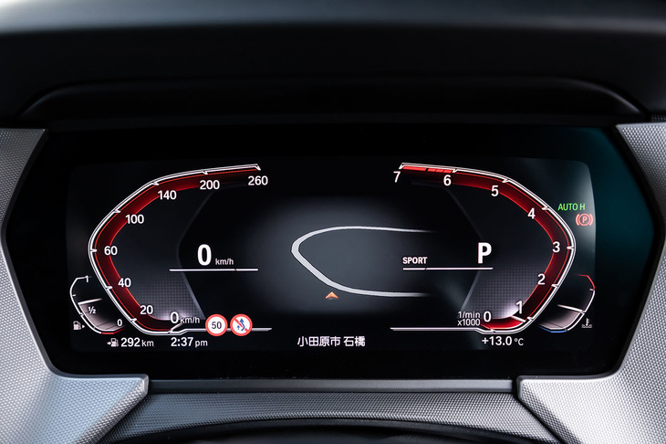 試乗車の「118iプレイ」には、オプションの「BMWライブ・コックピット」と呼ばれる10.25インチメーターパネルが装着されていた。標準仕様は、機械式メーターを模した速度計とエンジン回転計の間に5.1インチの液晶パネルが置かれる、写真のものとは異なるデザインになる。