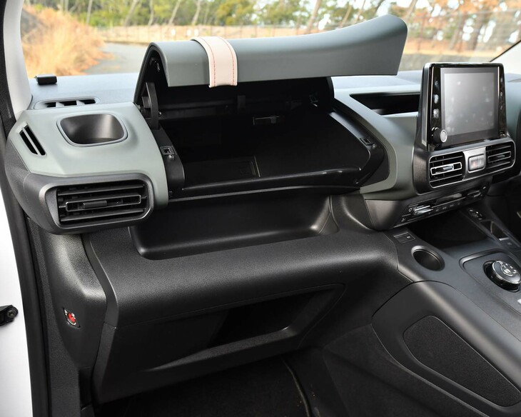 助手席前方のふた付き収納スペース。車検証ケースがピッタリと収まる。