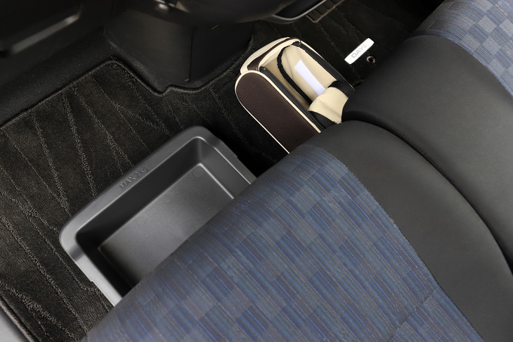 前席まわりに用意された16カ所にもおよぶ収納スペースも新型「デイズ」の特徴。さらにオプションで、シート下から引き出す際にフタが開くダブルファスナー式開口部を持つシートアンダードロー（写真右上）も用意されている。