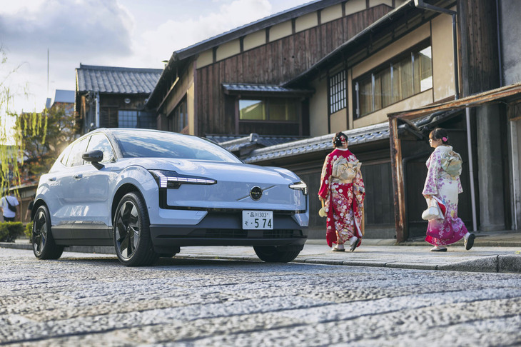 祇園白川は流れに沿った石畳の道が京都の情緒を感じさせる。本物の舞妓（まいこ）さんが歩いていることもあるが、多くはコスプレの観光客。