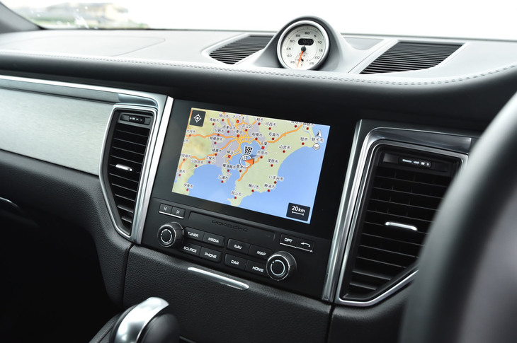 スマートフォンのような操作が可能な、7インチのマルチタッチモニター。インフォテインメントシステムは、スマートフォンとも連携可能。