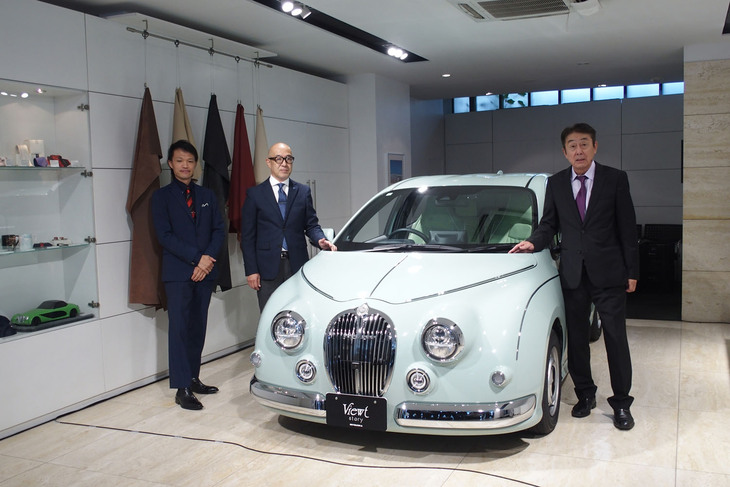「ミツオカ・ビュート ストーリー」の発表イベントの様子。写真右から光岡自動車代表取締役社長の光岡章夫氏、同執行役員ミツオカ事業部事業部長兼営業企画本部長の渡部 稔氏、同ミツオカ事業部商品企画課課長兼デザイナーの青木孝憲氏。