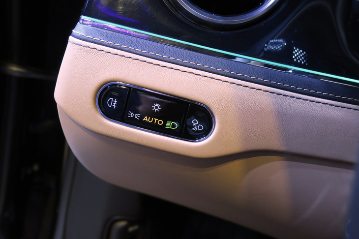 ベントレー・フライングスパー ハイブリッド（灯火類のスイッチパネル）