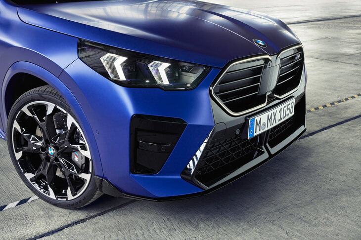 ほった「しかもこのクルマ、けつアゴなんですよ」　
	清水「け、けつアゴ？　……本当だ。バンパーが2つに割れてる」