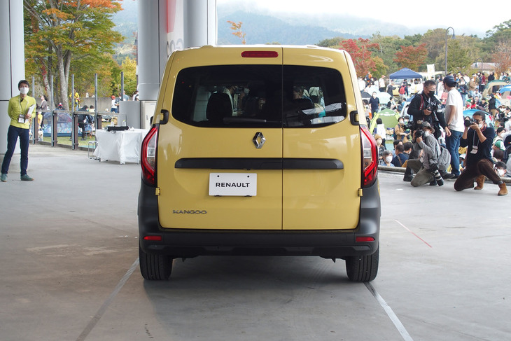 日本仕様車のボディーサイズは全長×全幅×全高＝4490×1860×1810mm、ホイールベースは2715mm。