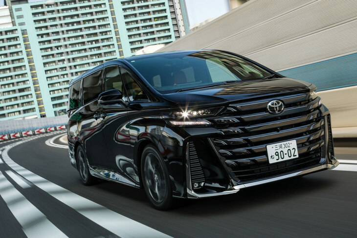 「アルファード」人気の沸騰により、一時は廃止寸前まで追い詰められた「ヴェルファイア」。現行型は、デザインだけでなくパワートレインの設定や足まわりの調律など、多方面でよりオーナーカー寄りのモデルとなった。（写真：山本佳吾）