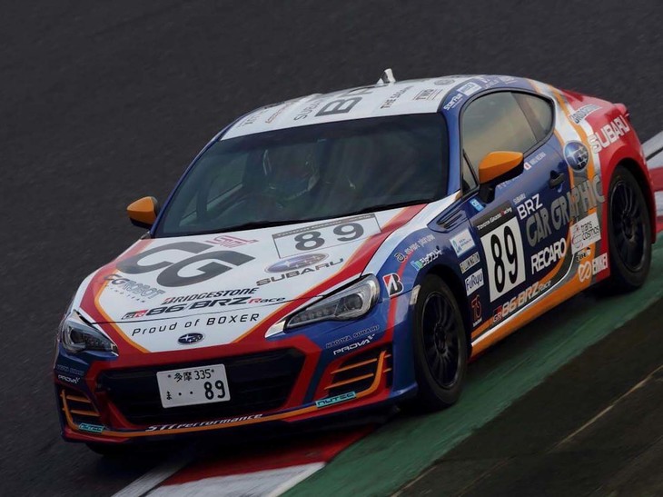 レースは、スタート直後のクラッシュにより3周にわたってセーフティーカーが入りました。再スタートはうまく決まりましたが、その後、前の集団から少しずつ離されてしまい、後方の車両とのバトルとなりました。毎周かなりの接近戦となりましたが競り勝つことができ、スタートからひとつポジションアップの11位でチェッカーを受けました。