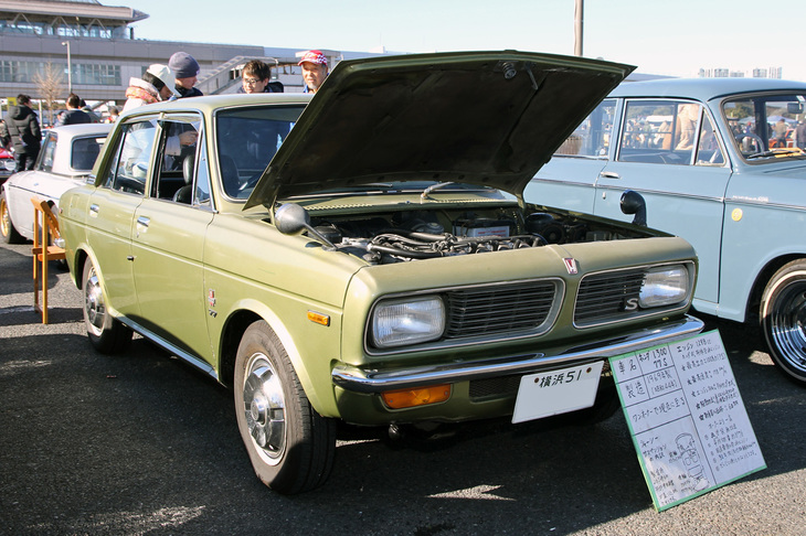 1969年「ホンダ1300 77S」。熱烈な空冷エンジン信奉者だった本田宗一郎の肝いりで開発された、DDAC（二重空冷）という特殊な空冷エンジンを搭載する、ホンダ初の実用的な量産小型乗用車。この個体はワンオーナー車で、二十数年来の常連参加車両の一台。