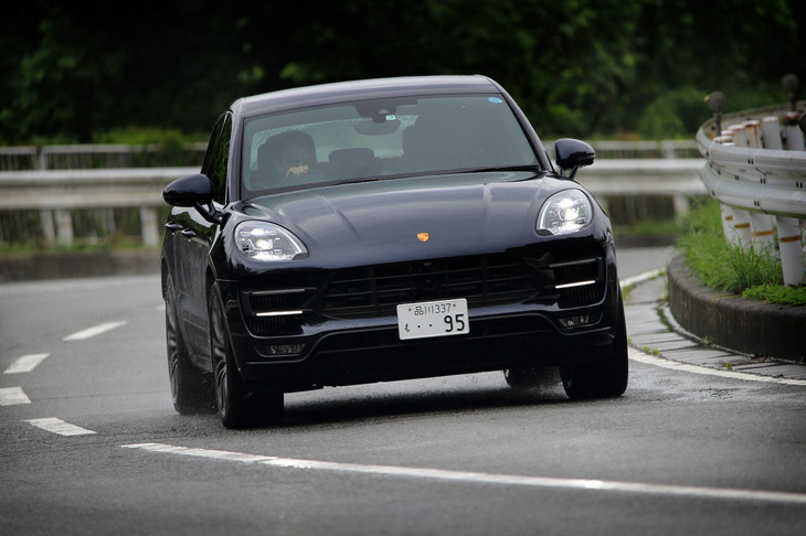 「マカン ターボ パフォーマンス」の動力性能は最高速が272km/h、0-100km/h加速が4.4秒と公表されている。参考までに「911カレラ」（MT車）の0-100km/h加速は4.6秒。