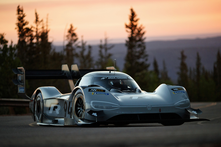 2018年のパイクスピーク・インターナショナル・ヒルクライムに出走する、フォルクスワーゲンのEVレーシングカー「I.D. Rパイクスピーク」。