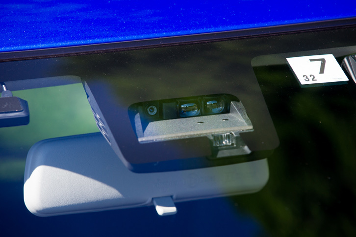 「ハイブリッドSL」には、自動緊急ブレーキや誤発進抑制制御機能、前走車追従機能付きクルーズコントロールなどの運転支援システムが標準装備される。