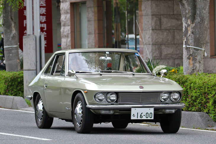 フェンダーミラーやホイールキャップ付きスチールホイールなど、オリジナルの姿を保った1966年「日産シルビア」。