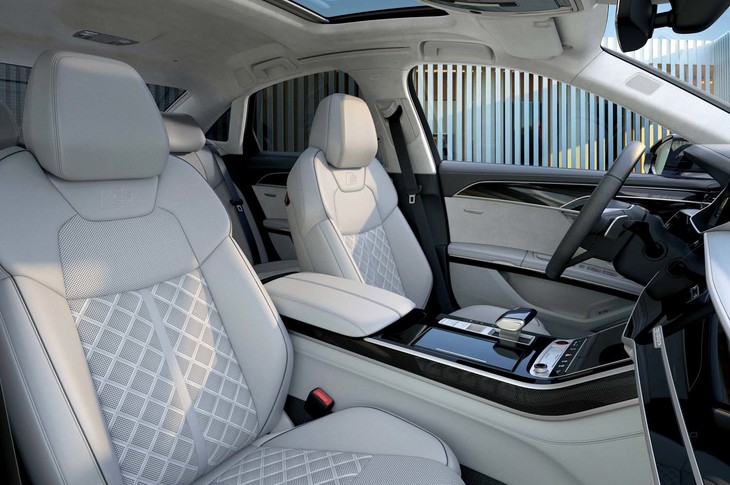 「S8」のシートには「S」ロゴのエンボス加工が施される。