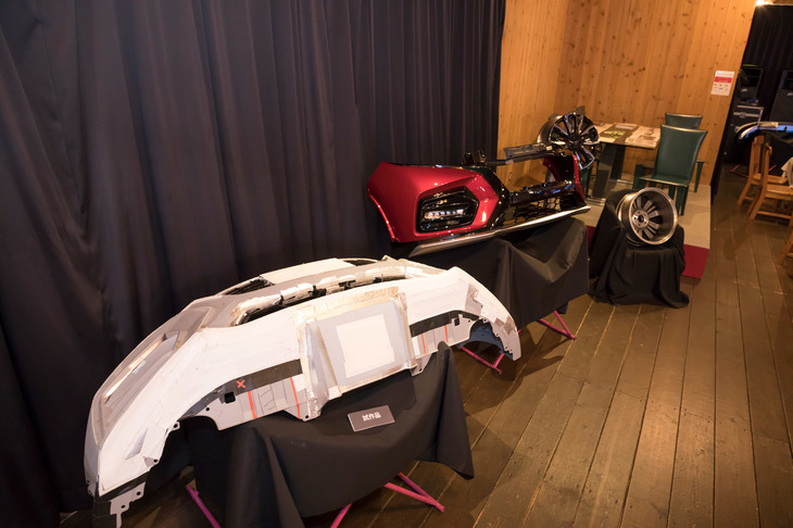 会場に展示された、貴重なバンパーの試作品。モデューロの外装パーツはデザイン性だけでなく空力効果も追求したもので、専用設計の足まわりとも相まって、運動性能や動的質感の向上に寄与している。