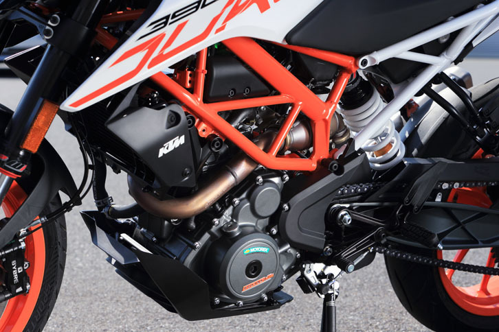 
	ネイキッドタイプの“リトルデューク”の中で、最も大きな排気量となる「390デューク」のエンジン。最高出力は、「125デューク」比でおよそ3倍の44psを発生する。
	