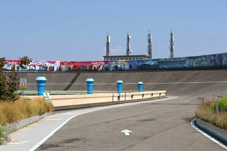 旧リンゴット工場ビルのアイコンである屋上テストコース。同時に50台が出荷前テストを実施できた。2024年7月。