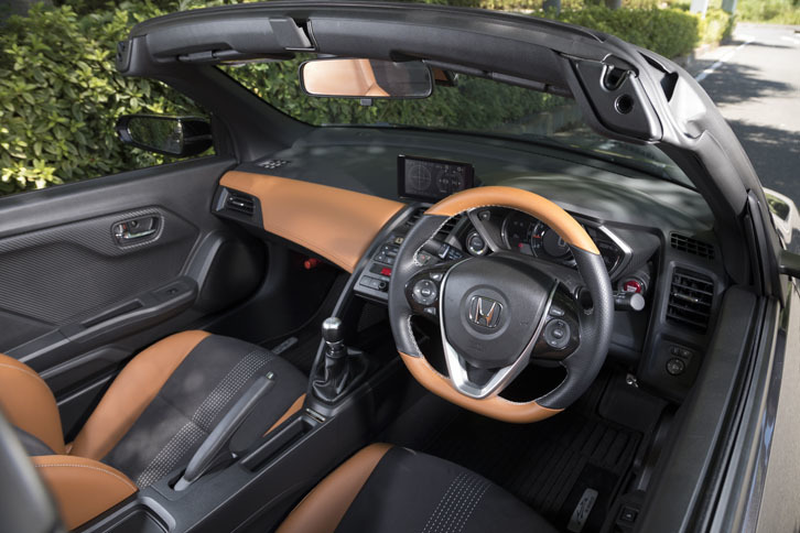 インテリアではインパネやステアリングホイール、シートの側面などにブラウンを大胆に配し、ベースモデルよりも大人びた印象が与えられている。