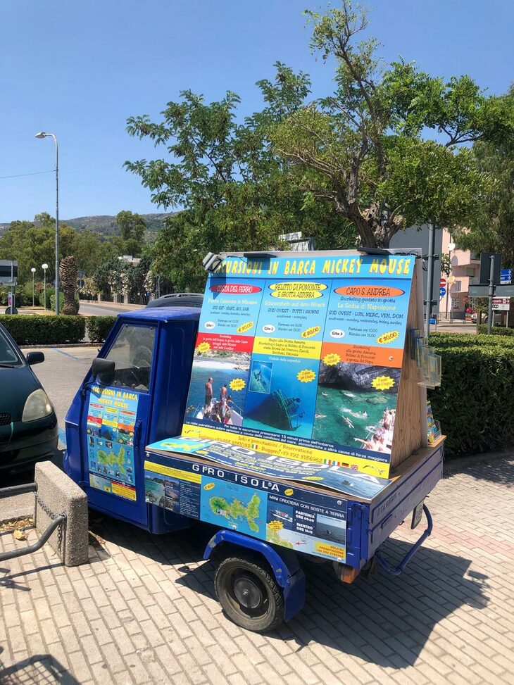 ナポレオン流刑の地として知られるエルバ島で。広告宣伝車として使われる「アペ」。2019年撮影。