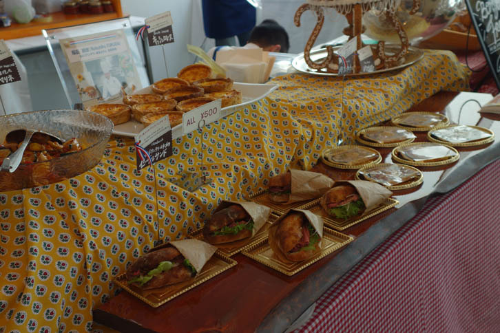 同じくセルリアンタワー東急ホテルのセーグルサンド。中身はローストビーフとクリームチーズ、マヨネーズで、文字を並べただけですでにおいしそう。