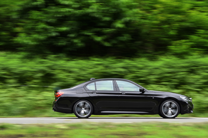 全長×全幅＝5110×1900mmという堂々たる体躯（たいく）を誇る「740d xDrive」。ただしその動きはサイズを感じさせない軽快なもの。