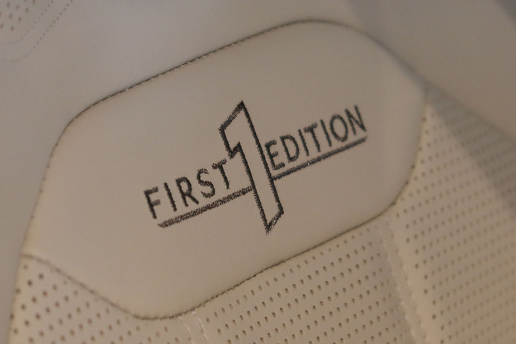 ベントレー・ベンテイガEWBアズール ファーストエディション（フロントシートの刺しゅう）