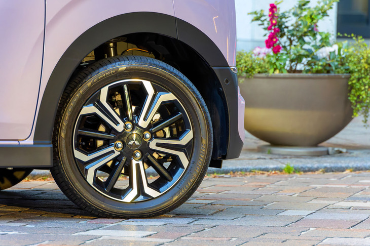 凝ったデザインの15インチアルミホイールは「eKクロスEV」専用のもの。タイヤはブリヂストンの低燃費タイヤ「エコピアEP150」が装着されていた。