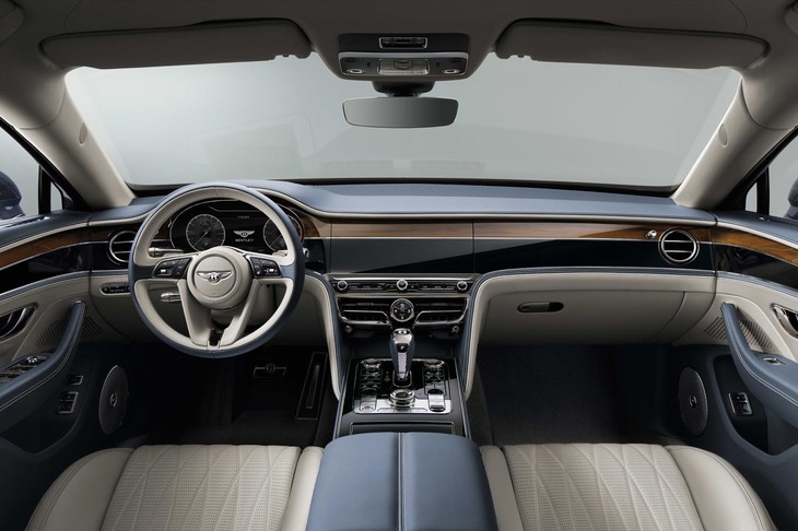 インストゥルメントパネルは先代のウイング型から大きく変わり、すっきりとした水平基調のデザインに。センターのパネルが回転すると、12.3インチのタッチパネル式モニターが現れる。