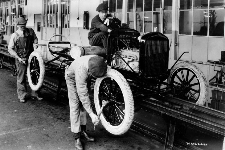 「T型」は1924年に累計生産台数1000万台を達成するが、同年より生産・販売台数は減少に転じることとなる。写真は、ハイランドパーク工場のラインを流れる1000万台目のT型。