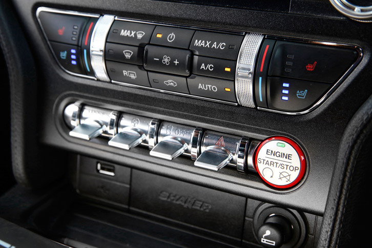 センターコンソールに備えられたイグニッションボタンや走行モードの切り替え機構などのスイッチ。右ハンドル仕様は、左ハンドル仕様とスイッチの並びが逆となっている。