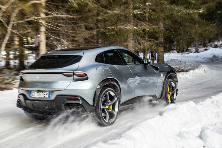 駆動システムには「GTC4ルッソ」由来の4WDを採用しており、さらにフロントにトルクベクタリング機構を、リアに電子制御デファレンシャルと後輪操舵機構を採用。高いコントロール性を実現している。