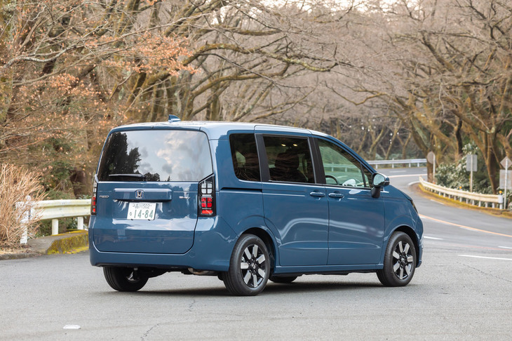 【ホンダ・フリードe：HEVエアーEXのスペック】
	ボディーサイズ：全長×全幅×全高＝4310×1695×1755mm／ホイールベース：2740mm／車重：1480kg／エンジン：1.5リッター直4 DOHC 16バルブ／モーター：交流同期電動機／エンジン最高出力：106PS（78kW）/6000-6400rpm／エンジン最大トルク：127N・m（13.0kgf・m）/4500-5000rpm／モーター最高出力：123PS（90kW）/3500-8000rpm／モーター最大トルク：253N・m（25.8kgf・m）/0-3000rpm／タイヤ：（前）185/65R15 88S／（後）185/65R15 88S（グッドイヤー・エフィシェントグリップ パフォーマンス2）／燃費：25.4km/リッター（WLTCモード）／価格：309万1000円
	
	【取材時の燃費データ】
	テスト距離：356.2km（市街地1：高速道路7：山岳路2）／使用燃料：22.4リッター（レギュラーガソリン）／参考燃費：15.9km/リッター（満タン法）／16.0km/リッター（車載燃費計計測値）