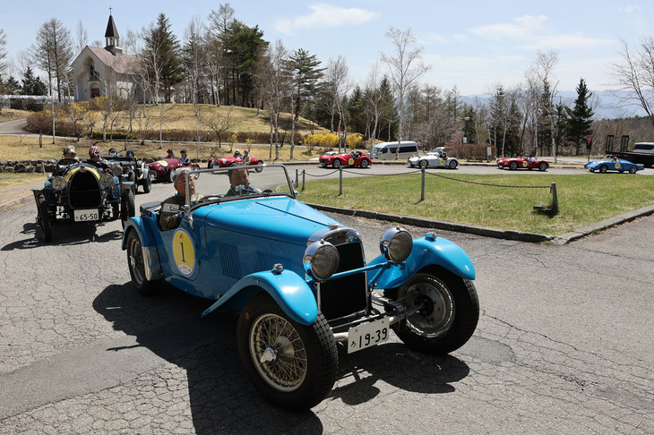 カーナンバー順に並んで、午前10時からのラリーのスタートを待つ参加車両。1番は1939年「HRG」。