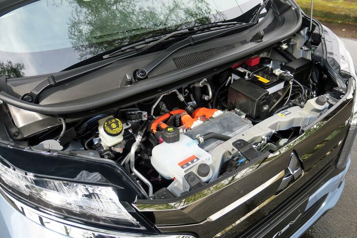 モーターなどのパワートレインはフロントセクションにまとめて搭載される。