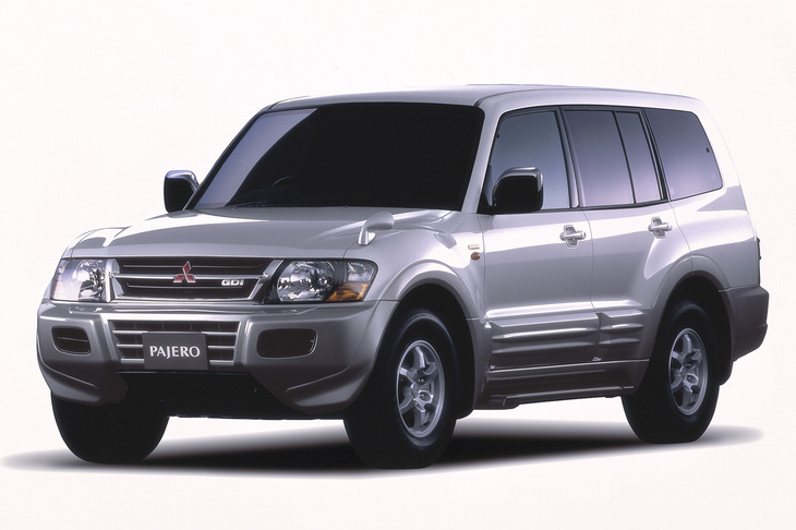 1999年9月、8年半ぶりにフルモデルチェンジされ「パジェロ」が3代目に進化した。ボディーは従来の別体フレーム構造から、ビルトインフレーム構造のモノコックボディーに変更。ロングボディー車で約100kg軽量化し、曲げ、ねじり剛性とも従来の約3倍の強度を誇る。