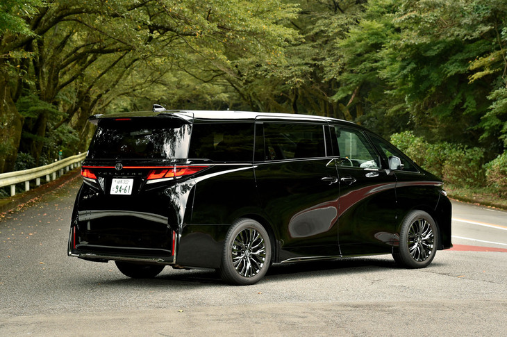 【トヨタ・ヴェルファイアZプレミアのスペック】
	ボディーサイズ：全長×全幅×全高＝4995×1850×1945mm／ホイールベース：3000mm／車重：2180kg／駆動方式：FF／エンジン：2.4リッター直4 DOHC 16バルブ ターボ／トランスミッション：8AT／最高出力：279PS（205kW）/6000rpm／最大トルク：430N・m（43.8kgf・m）/1700-3600rpm／タイヤ：（前）225/55R19 103H／（後）225/55R19 103H（ダンロップSP SPORT MAXX 050）／燃費：10.3km/リッター（WLTCモード）／価格：655万円
	
	【取材時の燃費データ】
	テスト距離：261.8km（市街地2：高速道路5：山岳路3）／使用燃料：--リッター（ハイオクガソリン）／参考燃費：8.5km/リッター（車載燃費計計測値）