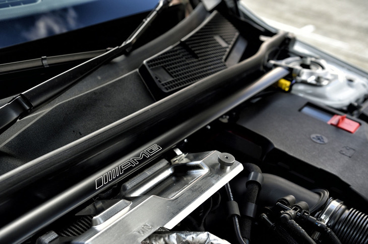 「A45」「CLA45」とも、AMGのロゴが入ったストラットタワーバーを装備（写真はCLA45）。今回のモデルでは、エンジンのエキゾーストマニホールドとターボチャージャーがバルクヘッド側にレイアウトされているため、タワーバー前方には遮熱板が配置されている。