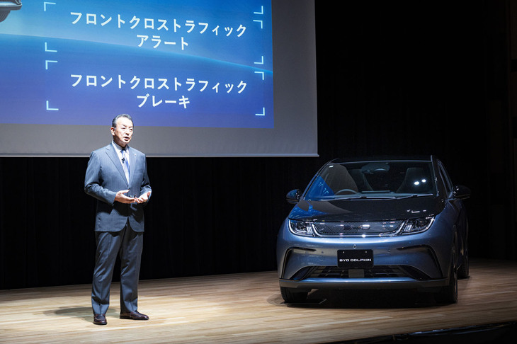 「BYDドルフィン」の発表イベントで車両説明を行ったBYDオートジャパン代表取締役社長の東福寺厚樹氏。