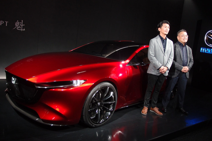 「マツダ魁コンセプト」を前にトークショーを行った、鈴木英樹氏（写真右端）と土田康剛氏。