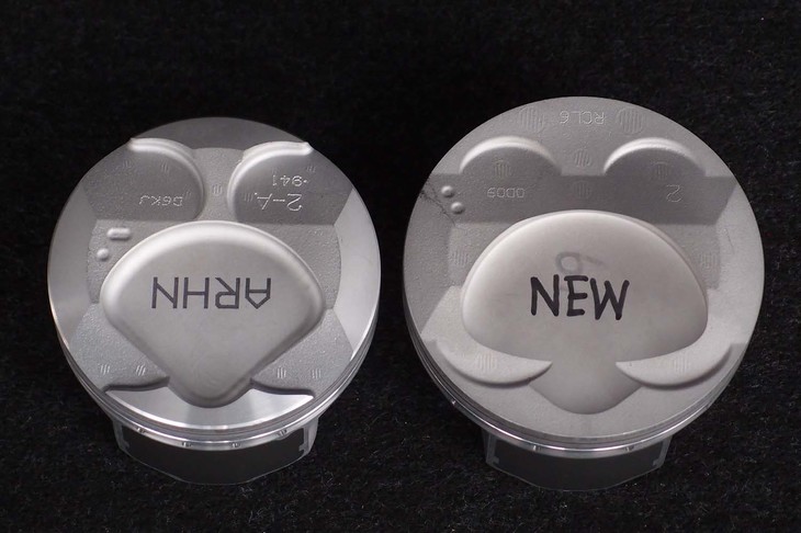 直径86mmの従来型ピストン（写真左）と、同94mmの新型ピストン。並べてみると、サイズの違いは歴然としている。（写真＝webCG）