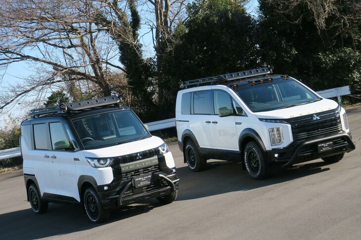 「三菱デリカミニSNOW SURVIVOR」（写真向かって左）と「デリカD：5 SNOW SURVIVOR」（同右）。