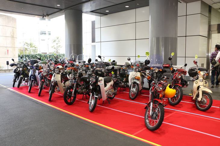 エントランスだけでは収まりきらない「カブ」たちは、会場裏の駐車スペースにも展示された。