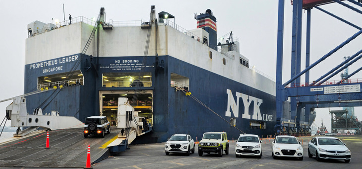 国内マーケットの成長に加え、輸出拠点としても重要度が増しているインド。かの地におけるスズキの生産台数も右肩上がりで、スズキは生産体制の強化に腐心している。写真は、グジャラート州ピパパブ港で船積みされる、インド生産のスズキ車。