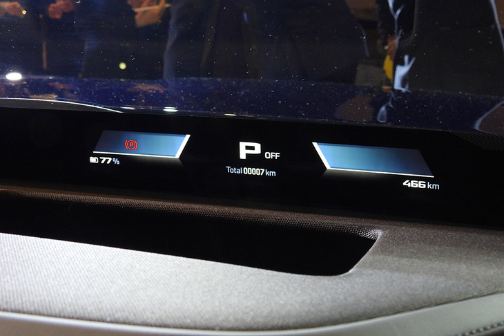 BMW i7 M70 xDrive（BMWパノラミックビジョン）