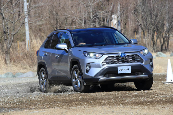 ハイブリッドの「E-Four」は、通常時は前輪の駆動力のみで走行。スリップを検知すると後輪のモーターが作動し四輪駆動走行を行う。前後輪の駆動トルクを100：0～20：80の間で制御し、左右輪トルク配分は50：50で固定される。