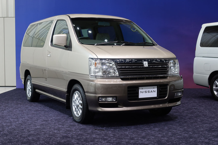 発表会場に展示された、初代「日産エルグランド」（1997年～2002年）。