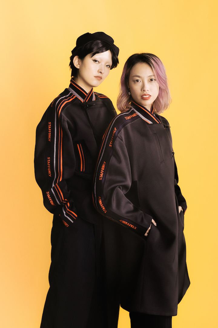 STAFF ONLYは、周 師墨（右）と温雅が2015年に上海で設立したメンズブランド。2人はアルマーニやアレキサンダー・マックイーンなどのファッションハウスで経験を積んだ新進気鋭のデザイナー。
