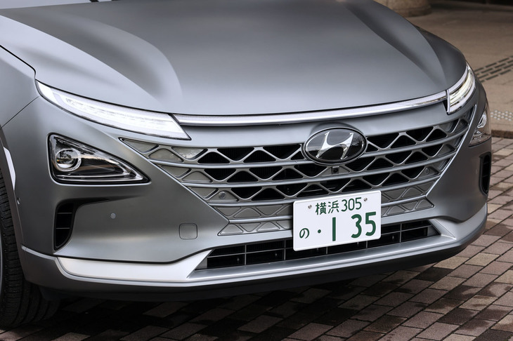 シャープな印象のフロントマスク。弓形の上部LEDランプがデイタイムランニングランプやウインカーで、三角形の下部レンズ部分がLEDヘッドランプになっている。