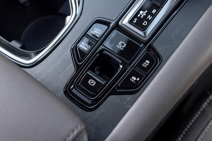 パーキングブレーキの左脇に備わる、走行モードの切り替えスイッチ。「RX450h＋」は最大86kmの距離を電気だけで走れるので（WLTCモード）、普段使いならほぼ“EV感覚”でクルマと付き合える。（写真：郡大二郎）